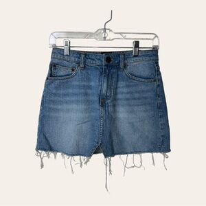 123W. BDG MEDIUM WASH DENIM SKIRT SIZE XSMALL‎ RAW HEM SLIT